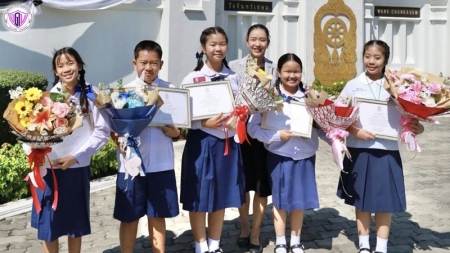 Receiving plaques and certificates of honor for children and youth who have brought fame to the nation